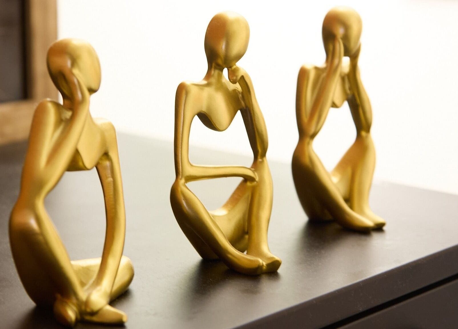 Japanese decor figurines in the clinic